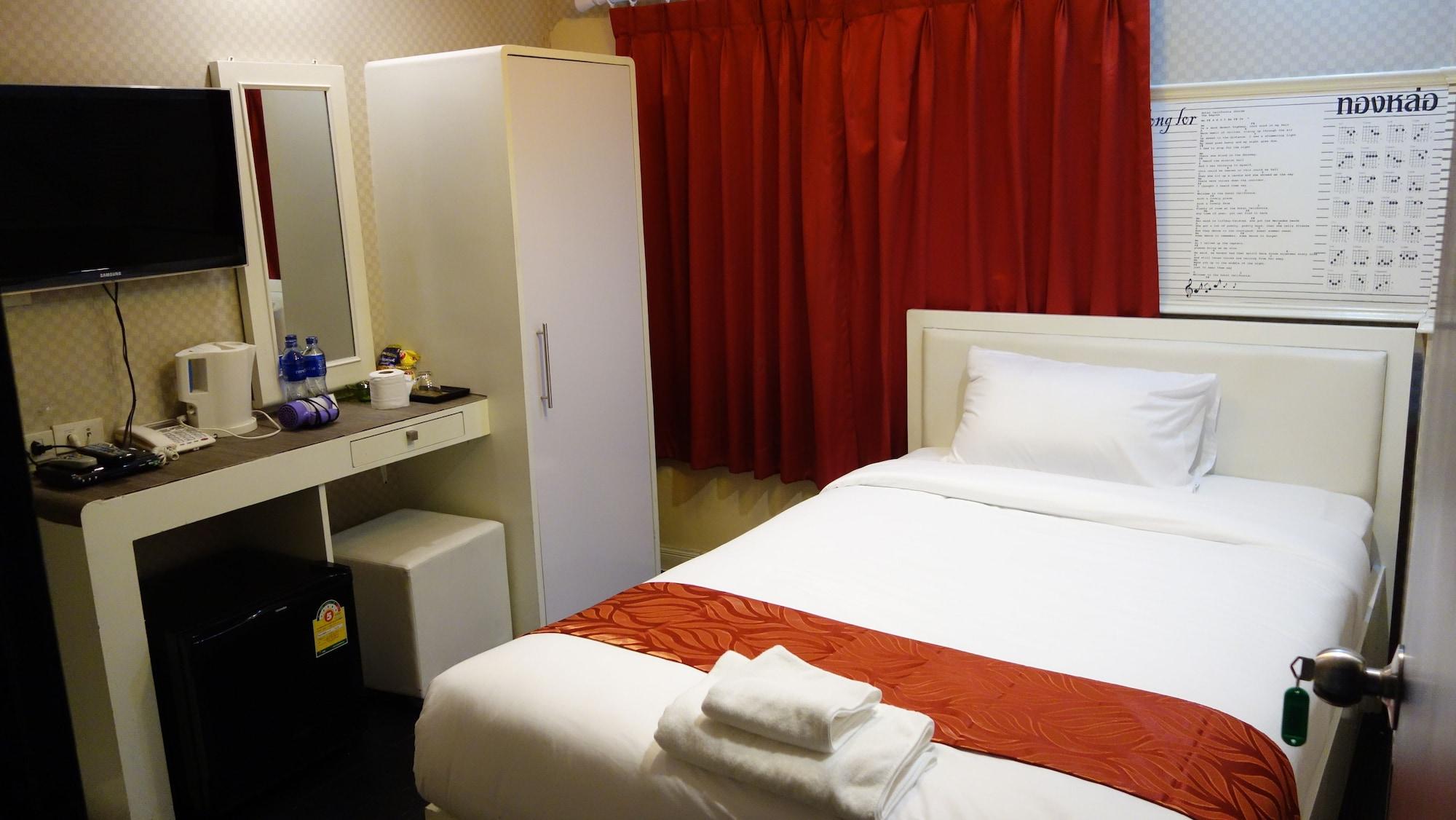 V30 Sukhumvit Hotel Bangkok Exterior photo