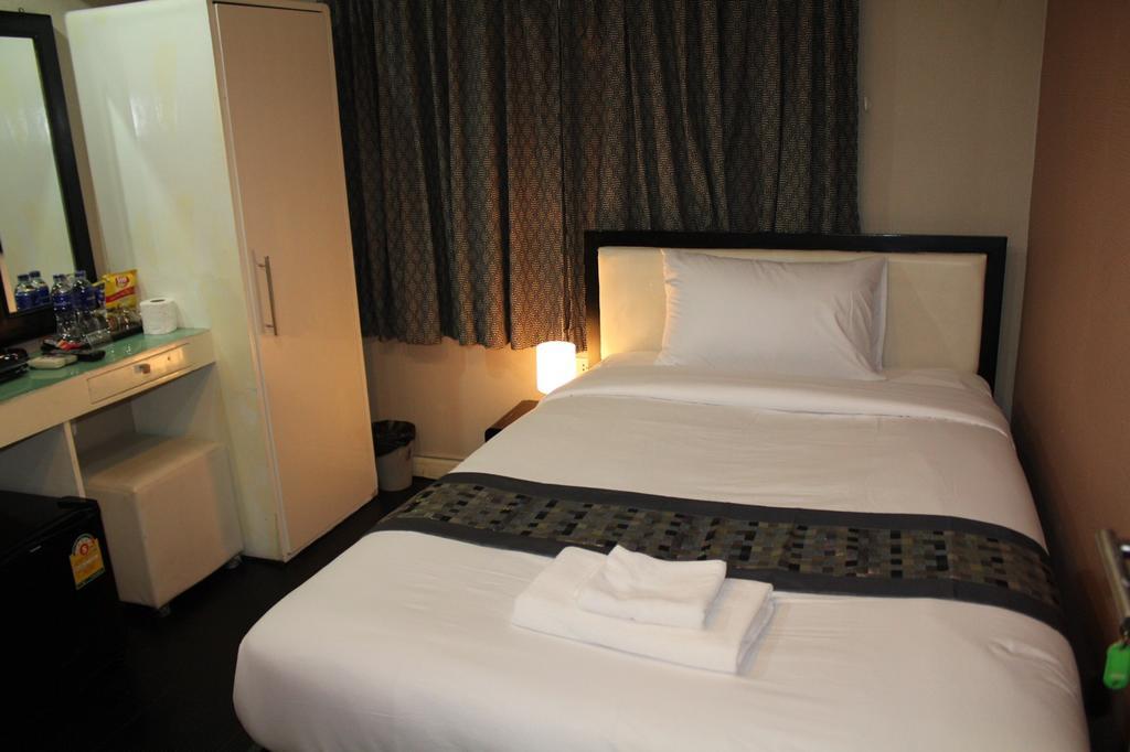V30 Sukhumvit Hotel Bangkok Exterior photo