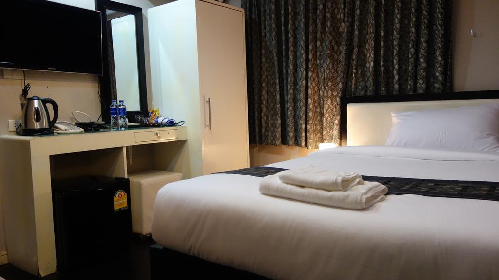 V30 Sukhumvit Hotel Bangkok Exterior photo