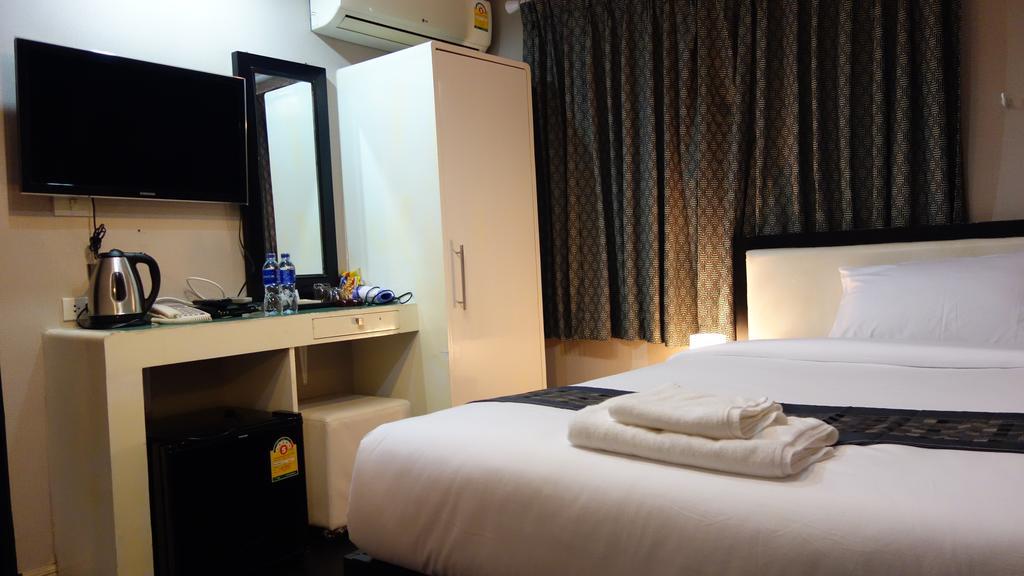 V30 Sukhumvit Hotel Bangkok Exterior photo