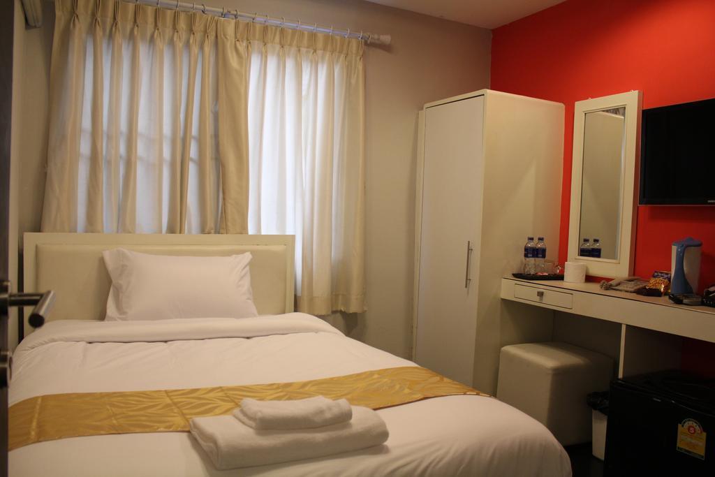 V30 Sukhumvit Hotel Bangkok Exterior photo